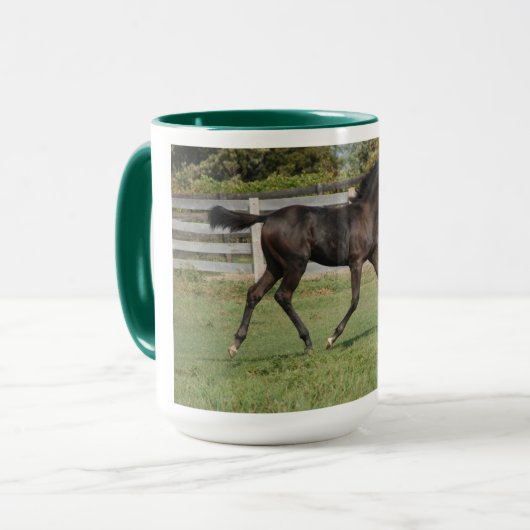 美しい馬が畑を駆け抜ける マグカップ (正面左)