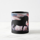 美しい馬とアメリカ国旗の愛国心 マグカップ (中央)