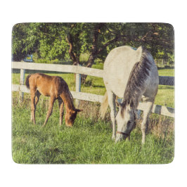 美しい馬と子馬のファームハウス カッティングボード