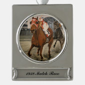 美しい馬の持ち主がレースにクラシック参加 シルバープレートバナーオーナメント (正面)