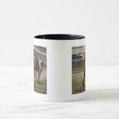 美しい馬の持ち主がレースにクラシック参加 マグカップ (中央)