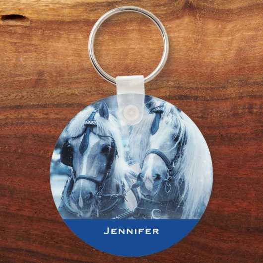 美しい馬チーム冬のドライビングフォト キーホルダー (正面)