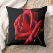 美しい鮮やかな赤のバラがクローズアップ クッション (ブランケット)