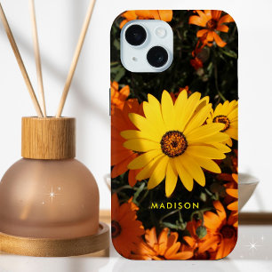 美しい黄色のオレンジ色の花の名パーソナライズされた前 iPhone 15ケース