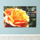 美しい黄色のバラの花 – 愛は美しい キャンバスプリント (インサイチュ (ウッドフロア))