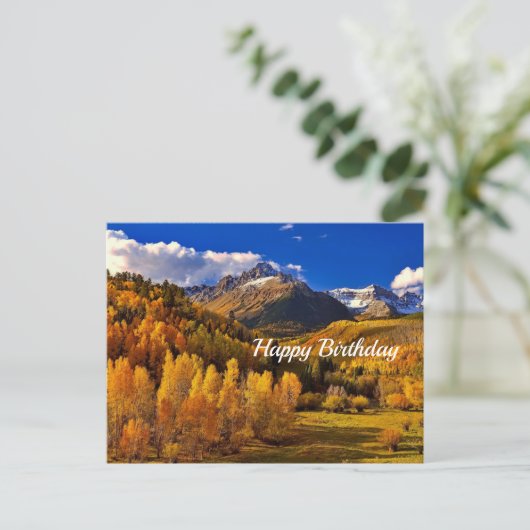 美しい黄色の木の山の誕生日 ポストカード (スタンド正面)
