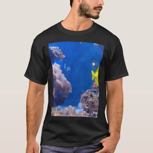 美しい黄色の魚。 Tシャツ (正面)