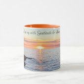 美しい黄金の夕日の海の感謝オレンジ マグカップ (中央)