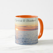美しい黄金の夕日の海の感謝オレンジ マグカップ (正面右)
