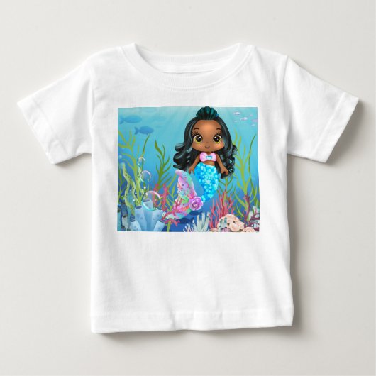 美しい黒い人魚が海で遊んでいる ベビーTシャツ (正面)
