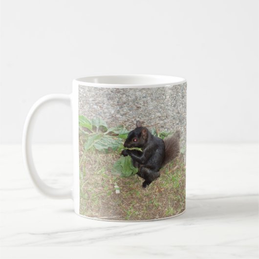 美しい黒リスのコーヒーカップ コーヒーマグカップ (左)