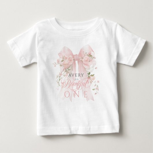 美しい1歳の誕生日 フラワーボウの女の子 ベビーTシャツ (正面)