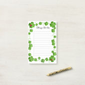 美しい4枚葉のクローバーとラディバグが並ぶ ポストイット (デスク上)