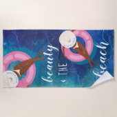 美しい&ザビーチ海アフリカンウーマンオンフロート ビーチタオル (正面)