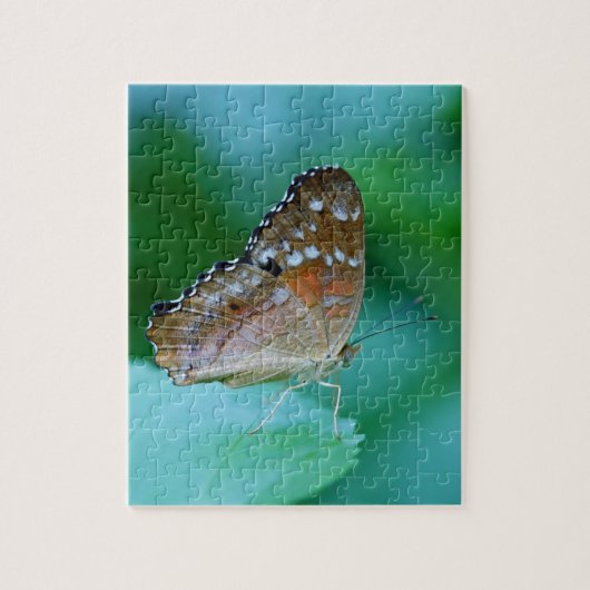 美しいDanaus Plexippus葉に蝶。 ジグソーパズル (縦)