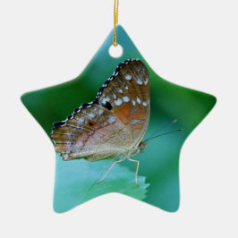 美しいDanaus Plexippus葉に蝶。 セラミックオーナメント