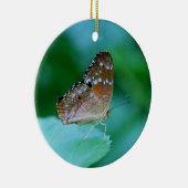 美しいDanaus Plexippus葉に蝶。 セラミックオーナメント (右)