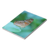 美しいDanaus Plexippus葉に蝶。 ノートパッド (回転)