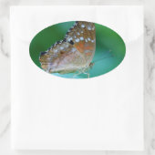 美しいDanaus Plexippus葉に蝶。 楕円形シール (バッグ)