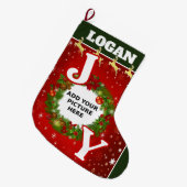美しいJOYパーソナライズされた写真と名前リース ラージクリスマスストッキング (正面 (吊り時))