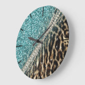 美しくシックでガーリーなヒョウの動物のフェイクな毛皮のプリント ラージ壁時計 (傾斜)