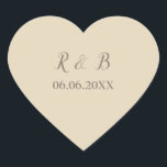 美しく上品結婚な ハートシール<br><div class="desc">これらの結婚ハートシェイプステッカーを使用してクラスで文房具を補完。可愛い茶色のフォントに文字を書付けたベージュの背景を持つ。おカスタマイズ名前と結婚デートもブラウンフォントで。今日は結婚式用シールを注文!のステッ結婚クデザイン: WeddingsbyRhoadie</div>