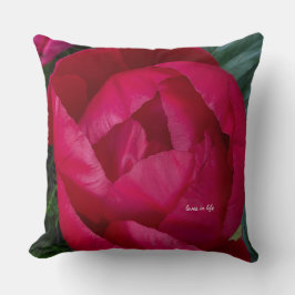 美しく咲く赤い牡丹 クッション