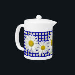 美しく白いひな菊の花輪<br><div class="desc">空の青い分野の新しく白いデイジーに目およびハートを喜ばすシンプルな魅力があります。 このティーポットに自然な美しいを加えるかわいらしいデイジーのデザイン。 また私の店で利用できる楽しい一致のギフトおよびカードを楽しむことができます。 無尾類による元の写真撮影そしてデザインはスタジオを設計します。</div>
