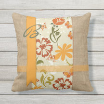 美しく自然なバーラップのオレンジ花の蝶