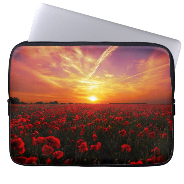 美しく赤いケシの花分野の日没 ラップトップスリーブ (正面)