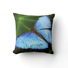美しく青い蝶装飾用クッション