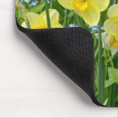 美しく黄色いラッパスイセンの庭 マウスパッド (コーナー)