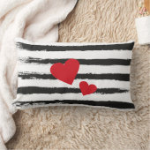 美しく黒いブラシストロークは2つの赤いハートと縞で飾ります ランバークッション (ブランケット)