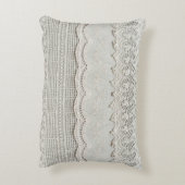 美しく、繊細で、白いレースの織物を詰め込む。  アクセントクッション (裏面(縦))