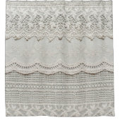 美しく、繊細で、白いレースの織物を詰め込む。  シャワーカーテン (正面)