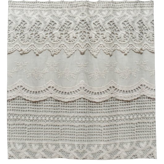 美しく、繊細で、白いレースの織物を詰め込む。  シャワーカーテン (正面)