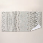 美しく、繊細で、白いレースの織物を詰め込む。  バスタオル (バスタオル)