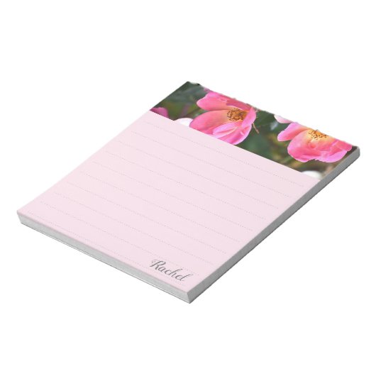 美パーソナライズされたしいピンクの花が並ぶ ノートパッド (回転)