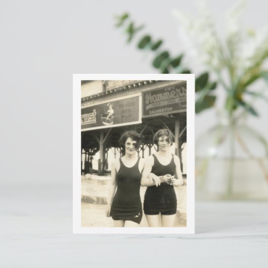 美女とビーチ、テキサス州ガルベストン ヴィンテージ ポストカード (スタンド正面)