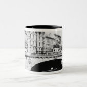 美女同盟橋、ベルリン、c.1910 ツートーンマグカップ (中央)