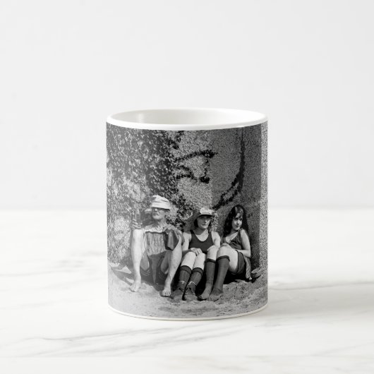 美女2人と不機嫌な老人1人 コーヒーマグカップ (中央)