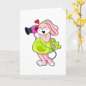 美容師のウサギがヘアドライヤーを持って カード (黄色い花)