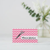 美容師のガーリーなピンクのシェブロンのはさみ 名刺 (スタンド正面)