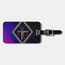 美容師の紫色のピンクは荷物のラベルを切ります