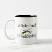 美容師はまっすぐに立つまでそれを悩まします ツートーンマグカップ (左)