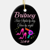 美容師·バイ·デイ·ディヴァ·バイ·ナイパーソナライズされたト セラミックオーナメント (裏面)