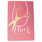 美容師 メイクサロン モダン ピンク ゴールド はさみ ミディアムペーパーバッグ (正面)