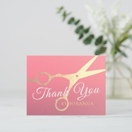 美容師 メイクサロン モダン ピンク ゴールド ハサミ ポストカード (スタンド正面)