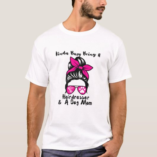 美容忙し家で犬裳を持つ女性 Tシャツ (正面)