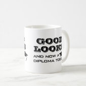美貌と卒業証書もおもしろい卒業 コーヒーマグカップ (正面右)